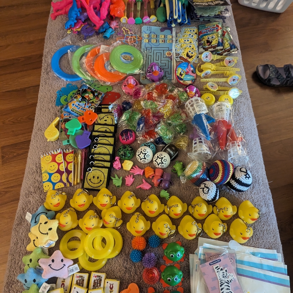 250+ Piece Kids Party Favors - Treasure Chest  Prizes & Trinkets